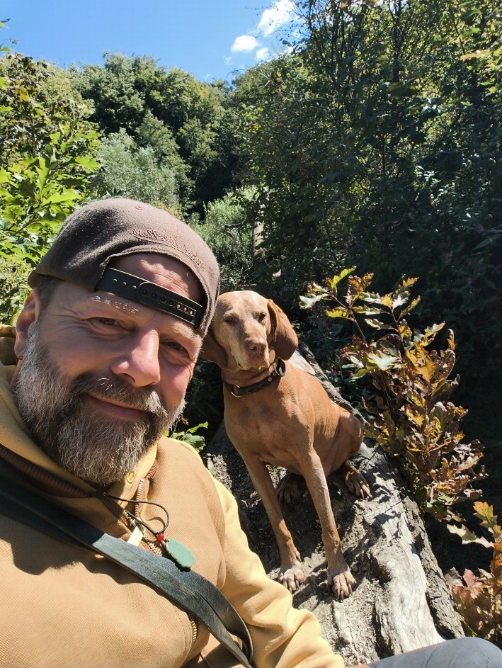 Björn mit einem Vizsla im Wald